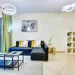 Apricus Holiday Homes - Beautiful 2 Bdrm Apartment Near Metro