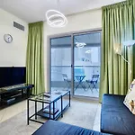 Apricus Holiday Homes - Beautiful 2 Bdrm Apartment Near Metro