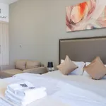 Mira Holiday Homes - Studio With Burj Khalifa View - Elite Business Bay