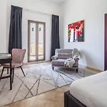 Cool And Spacious Apartment In Fabulous Location
