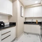 Bnbmehomes - Luxury 2B Apt - Al Habtoor - Amna Tower - 5044