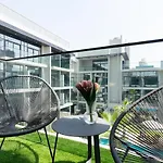 Ultimate Stay Modern Studio With Pool View In Jvc