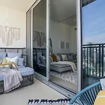 Higuests - Stylish Apartment Floating Over The Marina Waters