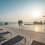 Luton Vacation Homes - Luxury & Sea View 2Br Plus Maid Apt, Bluewater, Dubai - 30Ab9