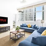 Beautiful Two Bedroom Apartment By Marina Promenade