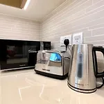 Plush Homes - Panoramic Beach View Chic 2 Bedroom In Dubai Marina