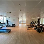 Higuests - Modern Studio With Incredible City Skyline View
