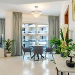 Stunning 2 Bedroom Overlooking Lake