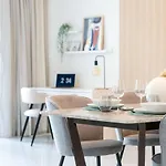 Higuests - Elegant Apt With Terrace Minutes From Burj Khalifa