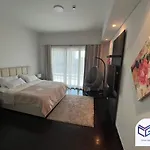 Luke Stays - Marina Residence 4