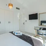 Higuests - Luxurious High-Rise Apartment With Stunning Views