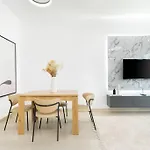 Unique Apt With Private Jacuzzi In Dubai