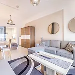 Deluxe Studio In Palm Views East At Palm Jumeirah By Pk Holidays