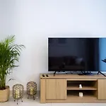 Waves Holiday Home - Charming Apt With Balcony, Minutes From The Beach