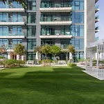 Sea View With Private Beach Access! 3Br & Maid Rm