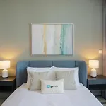 Higuests - Stylish Condo With Balcony And Partial Marina View