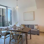 Higuests - Stylish Condo With Balcony And Partial Marina View