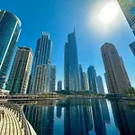 Higuests - Superb Lake Views From This 2Br Apt In Jlt