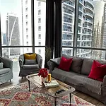 La Buena Vida Holiday Homes - Luxe 1Bd, Boutique Apt Full Lakeview 1M To Metro, Lake & Almas Tower