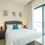 Bright Apartment With Panoramic Cityscape Views