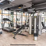 Apartment With City Skyline View Pool & Gym Access