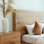 Serviced 2 Bedroom With Beach Access