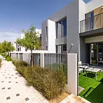 Exclusive Spacious Villa I Garden I Maid Room