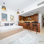 Everluxe Stylish Studio In Downtown Dubai