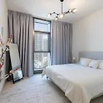 Burj Crown 2Br Apartment With Panoramic Burj Khalifa View
