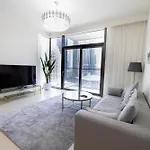 Burj Crown 2Br Apartment With Panoramic Burj Khalifa View