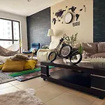 The Journey Hostel - Infront Of Tram-Metro, Access To Beach, Pool & Gym - Enjoy Our Seaview - Coworking Space - Resident Housekeeping - Inhouse Food Menu - All At Jumierah Beach Residence, Dubai Marina