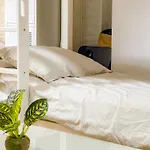 The Journey Hostel - Infront Of Tram-Metro, Access To Beach, Pool & Gym - Enjoy Our Seaview - Coworking Space - Resident Housekeeping - Inhouse Food Menu - All At Jumierah Beach Residence, Dubai Marina