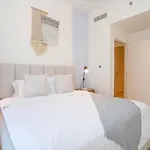 Family Apartment With Burj Views At Top Floor 175Bc-3