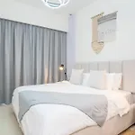 Family Apartment With Burj Views At Top Floor 175Bc-3