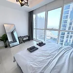 Deluxe Apartment With Panoramic View Near Metro