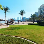 Seaside Serenity Residence Elegant 1Br Escape In Palm Jumeirah By La Buena Vida Holiday Homes