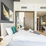 Business Bay Apartment With Stunning Views
