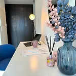 Cozy Marina & Sea View Apt In Bay Central Tower With Modern Gym & Pool, Steps To Beach & Metro