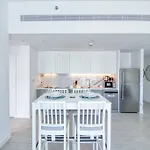 Delightful 1Br In Jbr With Beach Access