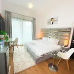 Luxury Room With Marina View Close To Jbr Beach And Metro With Shared Kitchen