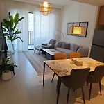 Creek Beachfront Heaven: 1Br Luxe Harbor Flat