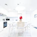 Cozy 1B Escape With Stunning Balcony Views