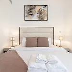 Luxury 1Br At Dubai Marina: Stunning Marina Views, Pool & Gym