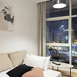 Luxury 1Br At Dubai Marina: Stunning Marina Views, Pool & Gym