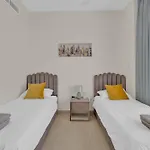 Stylish 2Br For 6 With King Beds, Pool, Gym In Jvc