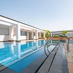 Limited Time Deal Stylish Stay With Great Amenities By Deluxe Holiday Homes