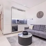 Trendy Studio! Walk To Burj Khalifasleeps 3!