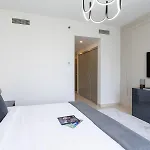 Elegant Spacious Great Location Marina View