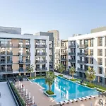 1Br Belgravia Apartment With Pool View