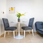 Rh- Chic & Sleek Studio Apartment, Near Burj Khalifa